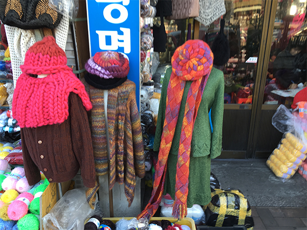Hand-knitted scarves, tuques, neck warmers and sweaters are available at a gwangmyeong mosa boutique (광명 모사), or a “bright wool” boutique, along the Cheonggyecheon Stream. The middle set goes for around KRW 300’000 and the right-hand set for about KRW 150’000.