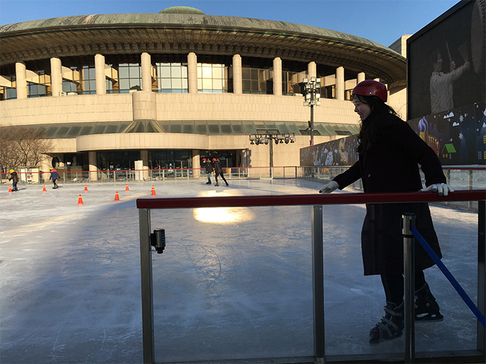 There is an ice skating rink outside the Seoul Arts Center's Opera Hall. It costs KRW 8,000 for adults and children get in for KRW 5'000. The ice skate rink, heated shelter and food trucks will operate there until Feb. 14.