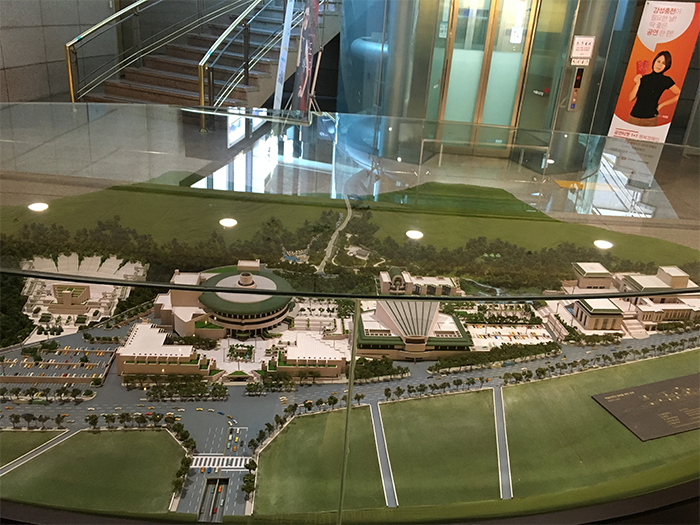 A model of the Seoul Arts Center (right) and the National Gugak Museum (center) can be seen at the center.