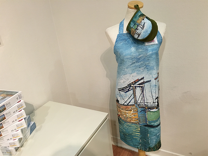 An apron becomes an artistic dress, and interesting puzzles are for sale, too, at the Cezanne & Landscapes of Impressionism underway at the Hangaram Design Museum.