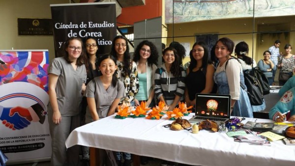 A lotus flower workshop is part of the Asia Festival at the University of Costa Rica.