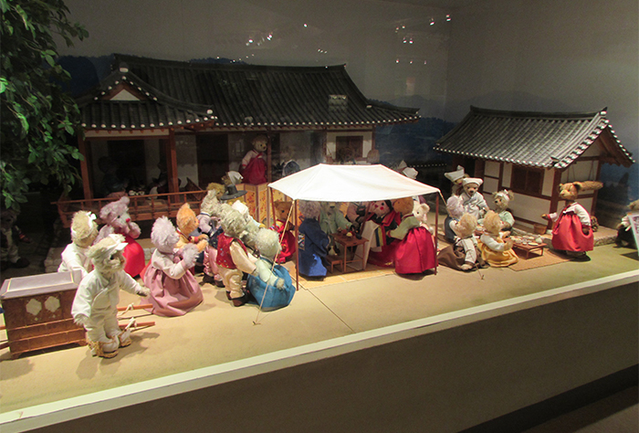 Teddy bears portraying the old Korean wedding tradition.