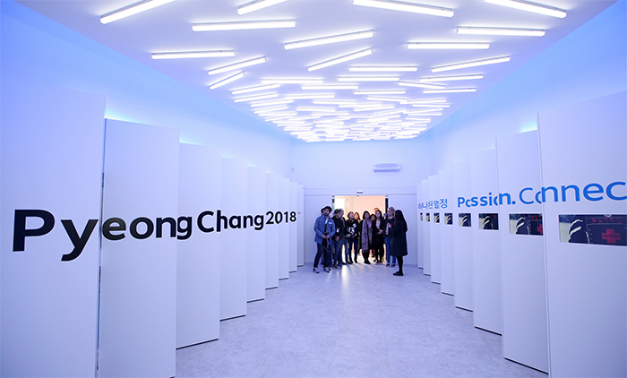 The 2018 PyeongChang House is built from recycled containers, as organizers hope to pursue an environmentally friendly Olympic Games. The entrance to the first room was created under the motif of 'tunnel of light.' It is said to represent the amount of snow that Pyeongchang, Gangnueng and Jeongseon can hold. 
