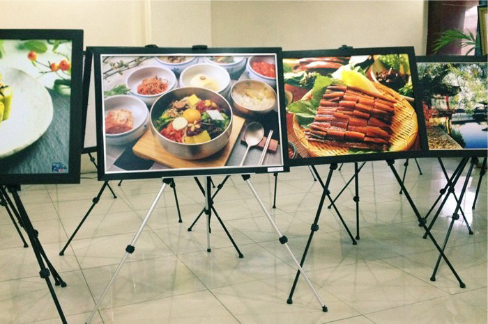 A photo exhibition showcases the flavors of Korea as part of a 'culture caravan' organized by the Korean Cultural Center in the Philippines. The exhibition visited various schools and universities.