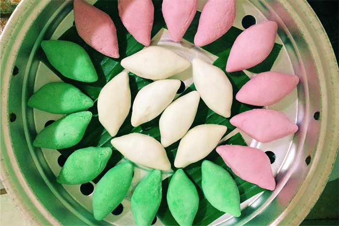 <i>Songpyeon</i> rice cakes can be steamed with banana leaves instead of the usual pine needles.
