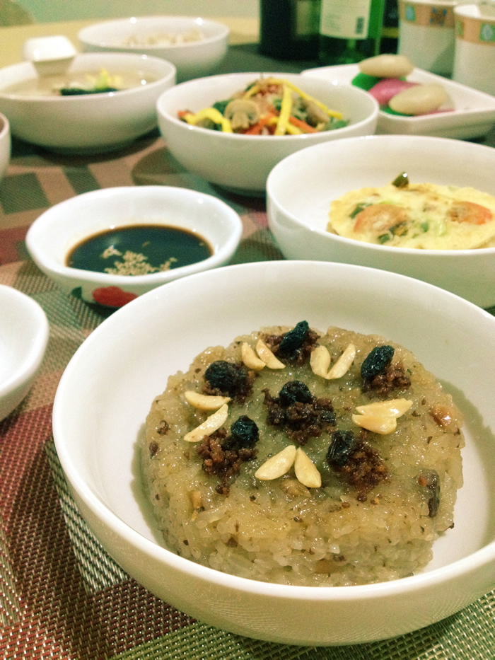 <i>Yaksik</i> is a traditional dessert made with sweet sticky rice, nuts and dried fruits.