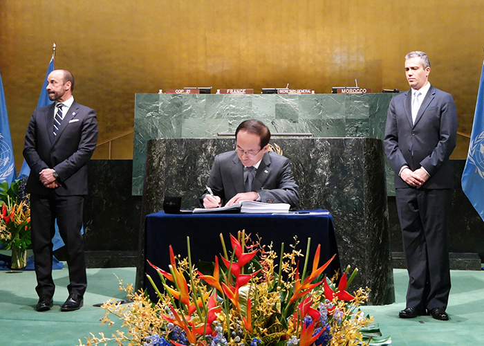 20160425_Paris%20Signing_01.jpg