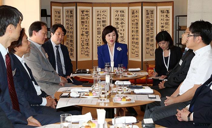 Minister of Culture, Sports and Tourism Cho Yoonsun (center) holds a meeting on Oct. 20 in Tokyo with representatives from Japanese broadcasters and importer and distributors of Korean content in Japan, to learn more about their views on how to bolster exchanges between the content industries in Korea and Japan.
