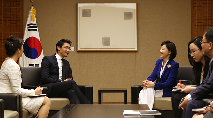 Philipp Rösler, head of the Centre for Regional Strategies at the World Economic Forum (second from left), and Minister Cho Yoonsun (third from left) hold a meeting in Tokyo ahead of an official dinner on Oct. 20. They discussed the Korean government's content promotion policies, the creative industries and the Korean government's Culture and Creativity Fusion Belt.
