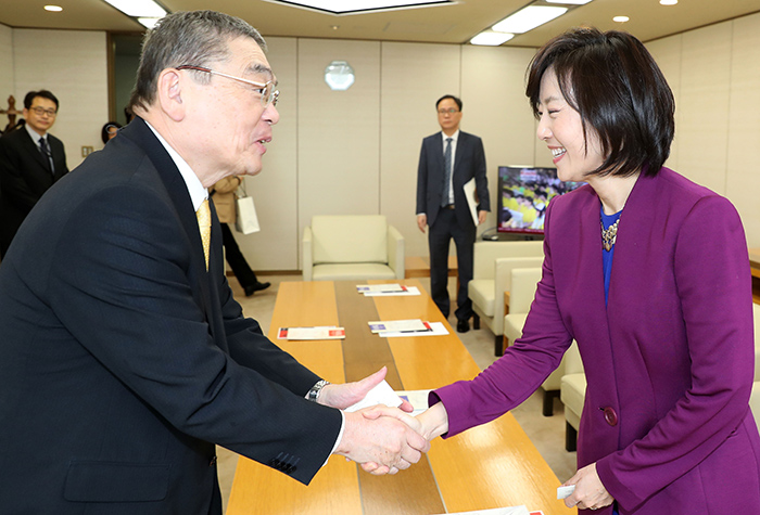 President Katsuto Momii of NHK (left) is received by Minister of Culture, Sports and Tourism Cho Yoonsun at NHK headquarters in Tokyo on Oct. 21.