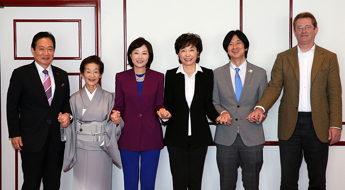 Minister Cho Yoonsun (third from left) poses for a photo with members of Japan's Tourism Vision group at a hotel in Tokyo on Oct. 21.