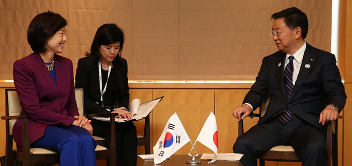Minister of Culture, Sports and Tourism Cho Yoonsun (left) holds a meeting with Japanese Minister of Education, Culture, Sports, Science and Technology Matsuno Hirokazu in Tokyo on Oct. 21.