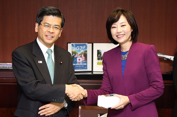 Japanese Minister of Land, Infrastructure, Transport and Tourism Keiichi Ishiii (left) and Minister of Culture, Sports and Tourism Cho Yoonsun pose for a photo during their meeting in Tokyo on Oct. 21.