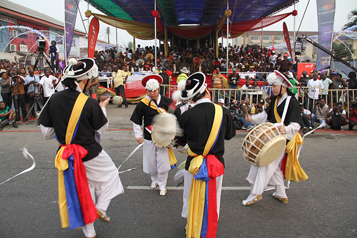 Performers from the Bongsan Mask Dance-Drama Preservation Society give a samulnori percussion performance (사물놀이) at the Calabar Carnival in Calabar, the capital of Cross River State in Nigeria, on Dec. 26, with Cross River State Governor Benedict Ayade in attendance.