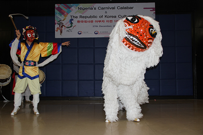 The Bongsan Mask Dance-Drama Preservation Society presents a <i>sajachum</i> lion dance for ‘South Korea Culture Day’ at the Transcorp Hotel in Calabar, Nigeria, on Dec. 27.