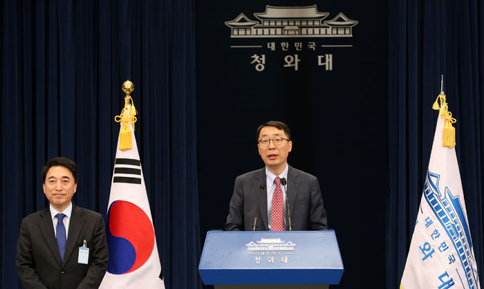 Chief presidential secretary for public relations Yoon Young-chan (center) announces the new presidential spokesperson Park Su-hyun (left), at the Chunchugwan press center at Cheong Wa Dae on May 16.