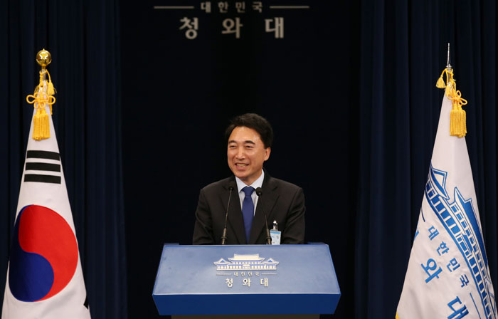 Newly appointed Cheong Wa Dae spokesperson Park Su-hyun speaks to journalists at the Chunchugwan press center at Cheong Wa Dae on May 16.