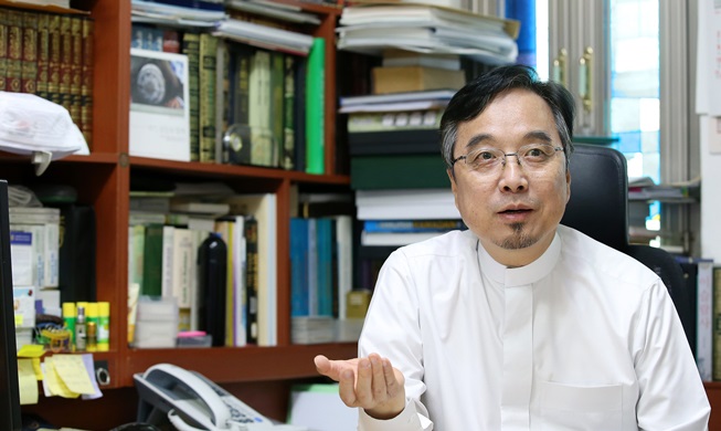 A. Rahman Lee Ju-Hwa, imam at the Korea Muslim Federation, speaks with Korea.net at the Seoul Central Mosque in Itaewon on Aug. 8. (Jeon Han)