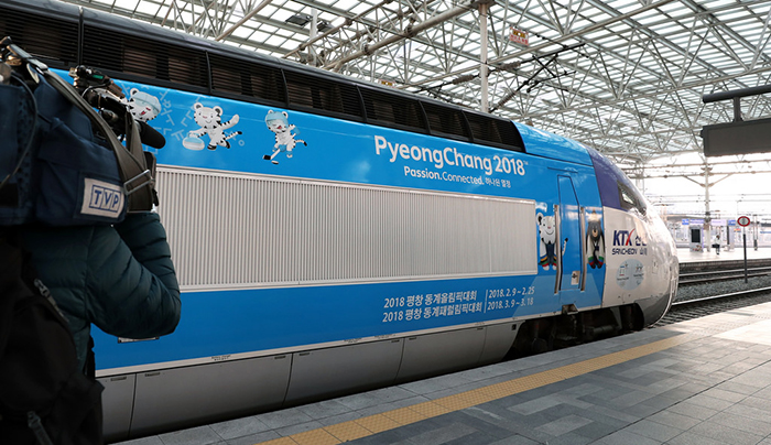 The KTX Gyeonggang high-speed train, which runs between Seoul Station and Gangneung Station in 1 hour and 54 minutes, began selling tickets on Nov. 30. Ticket sales are now three times higher than those at other high-speed train lines in the country. The photo above shows the KTX Gyeonggang train as unveiled to visiting journalists and broadcasters on Nov. 21. (Jeon Han)