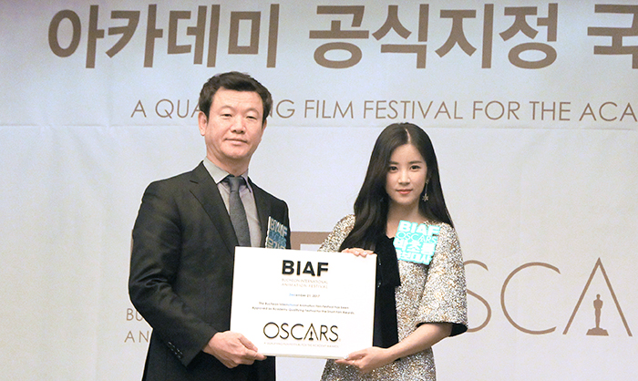 Bucheon International Animation Festival (BIAF) Chairman Yoon Gap yong (left) and honorary ambassador Park Chorong, a member of the pop group Apink, pose for a picture after a press conference at the Courtyard Seoul Time Square on Jan. 19. (Kim Young Shin)
