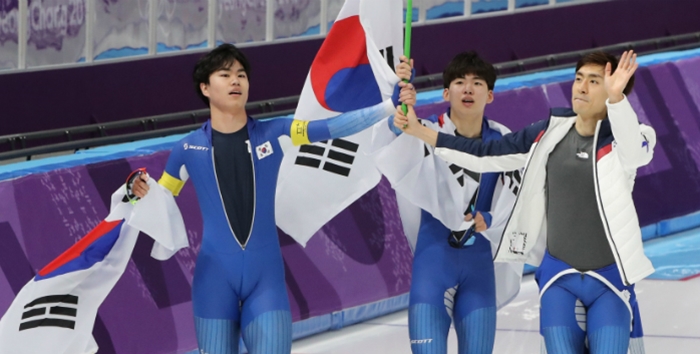 (From left) Korea’s Kim Min Seok, Chung Jaewon and Lee Seung-Hoon wave to the crowd after the men’s team pursuit final at the Gangneung Oval on Feb. 21.