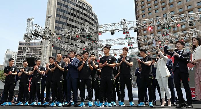 The send-off ceremony for the national soccer team as it heads to the 2018 FIFA World Cup in Russia is held at Seoul Plaza in front of Seoul City Hall on May 21. (Jeon Han)
