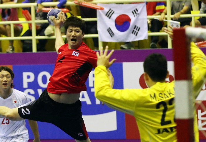 Korea’s center back Jeong Yi Kyeong tries to score against Japan in the men’s handball preliminary Group B match at the Asian Games 2018 Jakarta-Palembang, at the Popki Stadium in Jakarta on Aug. 17. (Yonhap News)