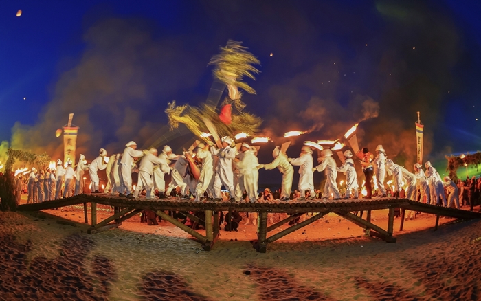 The photo titled ’Gangneung Hapyeong Dapgyo Nori’ wins the grand prize in the 46th Korea Tourism Photo Contest. It shows a lively and exciting festival taking place in Gangwon-do Province.