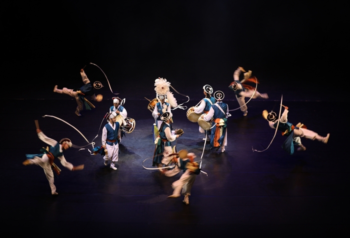 A photo of the traditional pungmul nori folk dance wins the top prize.