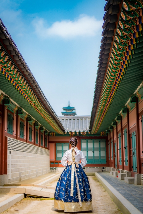 The photo titled 'Behind a Girl’ wins a special prize for non-Koreans.