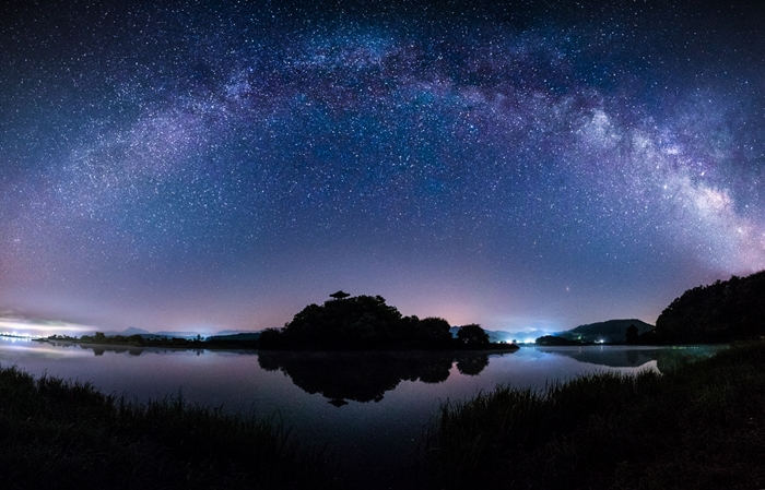 The photo titled 'Sangchun Pavilion, Where the Milky Way Rises’ wins a third-place prize.