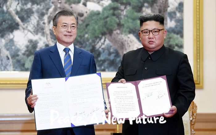 President Moon Jae-in (left) and North Korean Chairman of the State Affairs Commission Kim Jong Un hold up signed copies of the Pyeongyang Joint Declaration of September 2018 that outlines the outcomes of the 2018 Inter-Korean Summit Pyeongyang, at the Baekhwawon state guesthouse in Pyeongyang on Sept. 19. (Pyeongyang Press Corps)