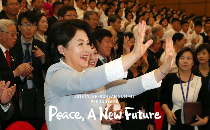 First lady Kim Jung-sook enjoys a show at the Mangyongdae Schoolchildren’s Palace in Pyeongyang on Sept. 19. (Pyeongyang Press Corps)