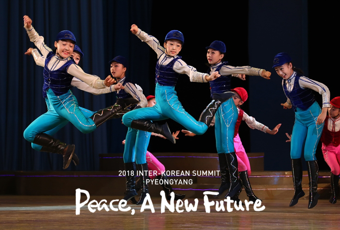 North Korean students stage a special performance for first lady Kim Jung-sook and other South Korean delegates at the Mangyongdae Schoolchildren’s Palace in Pyeongyang on Sept. 19. (Pyeongyang Press Corps)