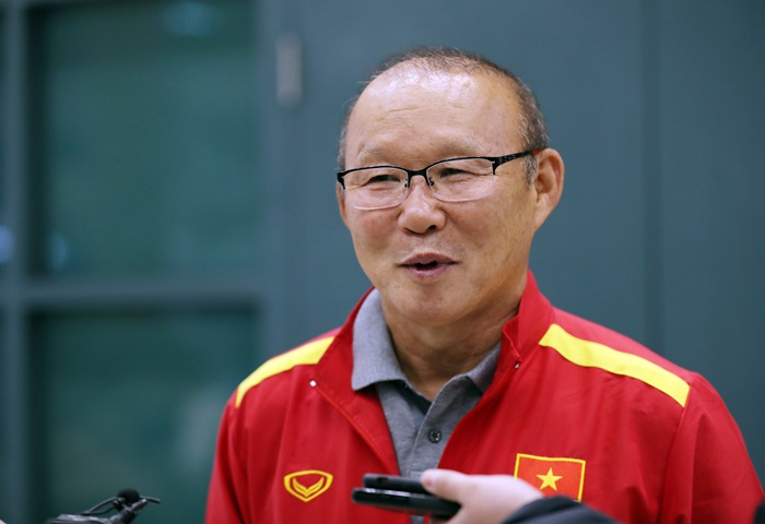 The Vietnamese national men's soccer team head coach Park Hang-seo and the players arrive at Incheon International Airport on Oct. 17, to prepare for ASEAN Football Federation (AFF) Championship 2018. (Yonhap News)