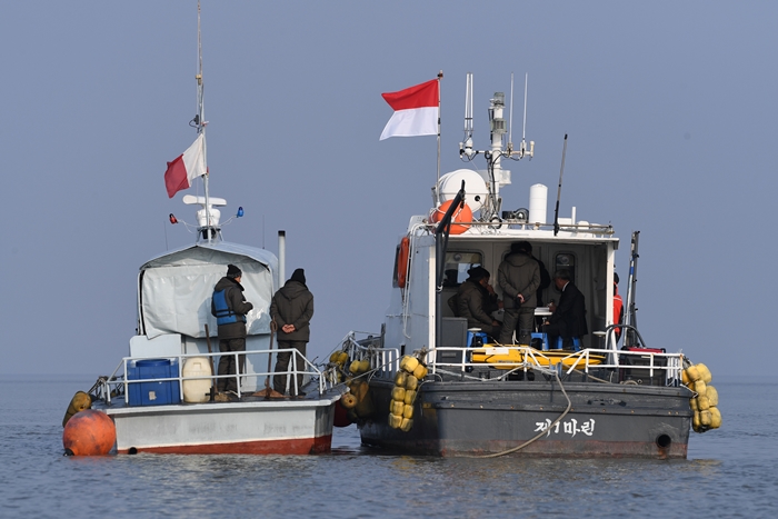 South and North Korea jointly investigate the waterway at the estuary of Hangang River by the north side of Gyodong-do Island in Ganghwa-gun County, Incheon on Nov. 5. The ship from the North (left) and South both have white and red flags, which signifies that they are research ships. (The Korea Defense Daily Jo Yong-hak)