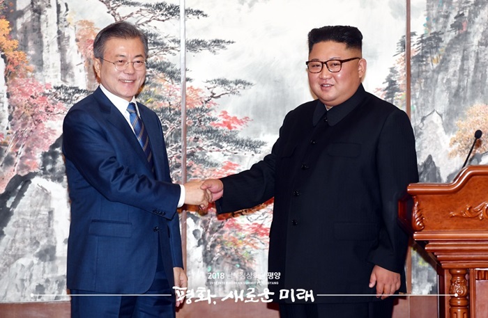 President Moon Jae-in and North Korean leader Kim Jong Un on Sept. 19 shake hands after signing the Pyeongyang Declaration at the government guesthouse Baekhwawon in the North Korean capital. (Pyeongyang Press Corps)