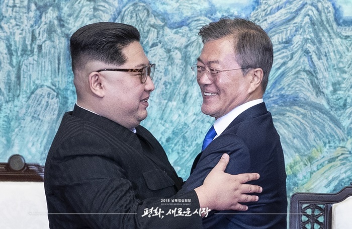President Moon Jae-in (right) and North Korean leader Kim Jong Un embrace ahead of talks during their historic summit on April 27, 2018. (2018 Inter-Korean Summit Press Corps) 