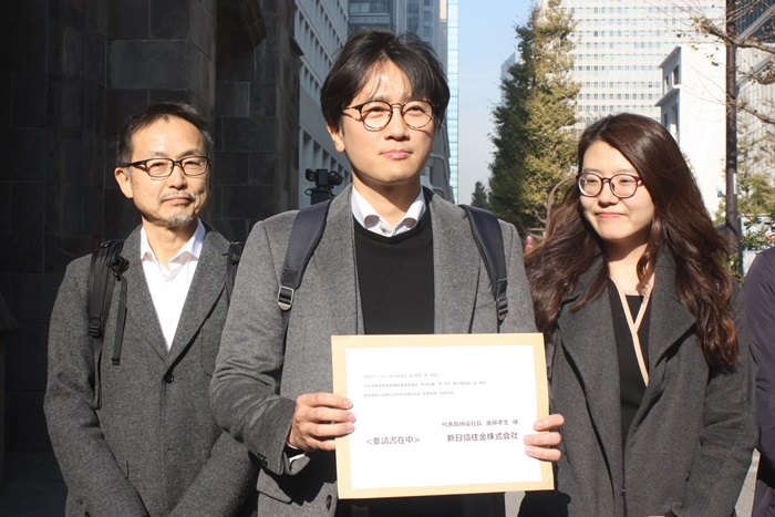 Civil rights activists and the attorneys for forced labor victims on Jan. 4 visit the Tokyo headquarters of Nippon Steel & Sumitomo Metal Corp. to deliver a letter urging the company to honor the verdict of the Supreme Court of Korea. From left are Hideki Yano, secretary-general of the National Network for Forced Labor and Trials to Hold Companies Responsible, and attorneys Lim Jae-sung and Kim Se-eun. (Yonhap News)