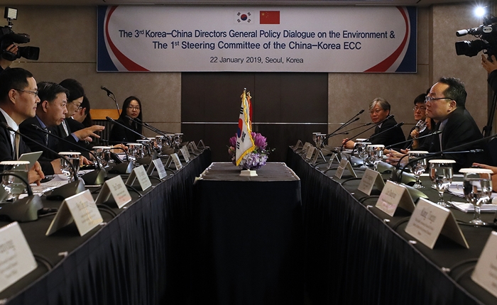 Hwang Suk-tae (left), director-general of the Korean Ministry of Environment’s Climate Change Cooperation Division, and Guo Jing (right), deputy secretary-general of the Chinese Ministry of Ecology and Environment’s China Council for International Cooperation on Environment and Development, on Jan. 22 lead their respective sides in a bilateral meeting on fine dust cooperation at Lotte Hotel in downtown Seoul. (Yonhap News)