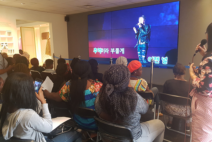  
Nigerians on Jan. 23 try <i>noraebang</i> (Korean-style karaoke) at the Korean Cultural Center in Abuja. 
