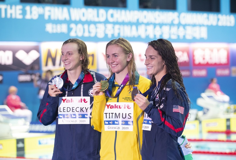 Ariarne Titmus of Australia (middle) on July 21 claims the gold in the women's 400-meter freestyle in an upset over three-time defending world champion Katie Ledecky of the U.S. (left). (FINA World Championships organizing committee)