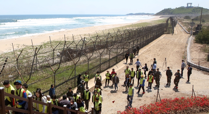 Visitors to the DMZ Peace Trail in Goseong-gun County, Gangwon-do Province, on April 27 walk along the 2.7-km Course A of the trail. (Korea.net DB)