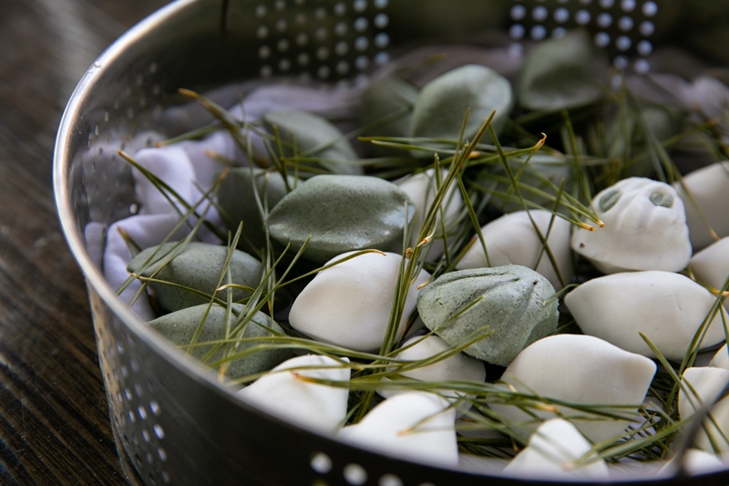 Songpyeon, the staple food of Chuseok, often comes in a variety of colors and shapes. (Korea.net DB)