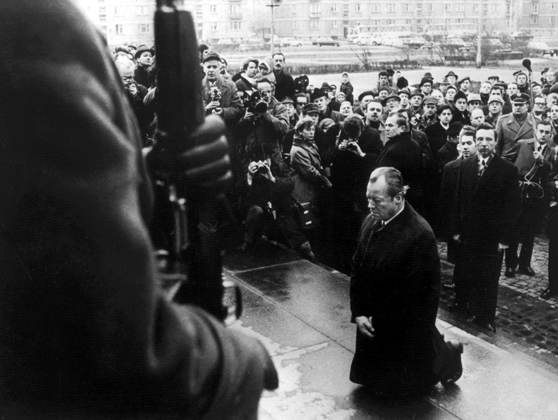West German Chancellor Willy Brandt on Dec. 7, 1970, kneels in front of a memorial for Jewish Holocaust victims in Warsaw, Poland, and apologizes for Germany's crimes against humanity committed during World War II. (Yonhap News)
