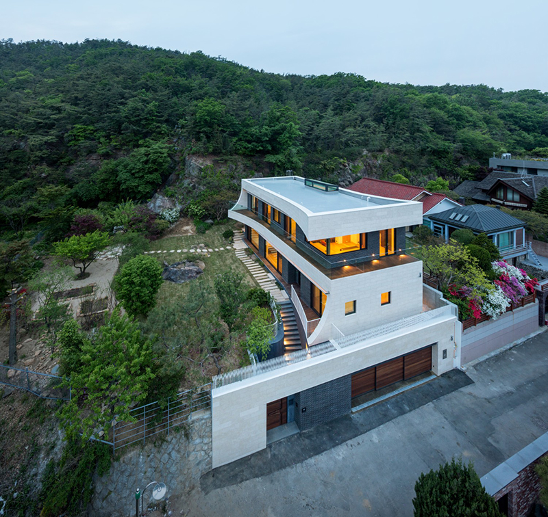 Gugi-dong House has a open rooftop on the third floor with panoramic views of the city and Bukhansan Mountain. (Lee Hana)