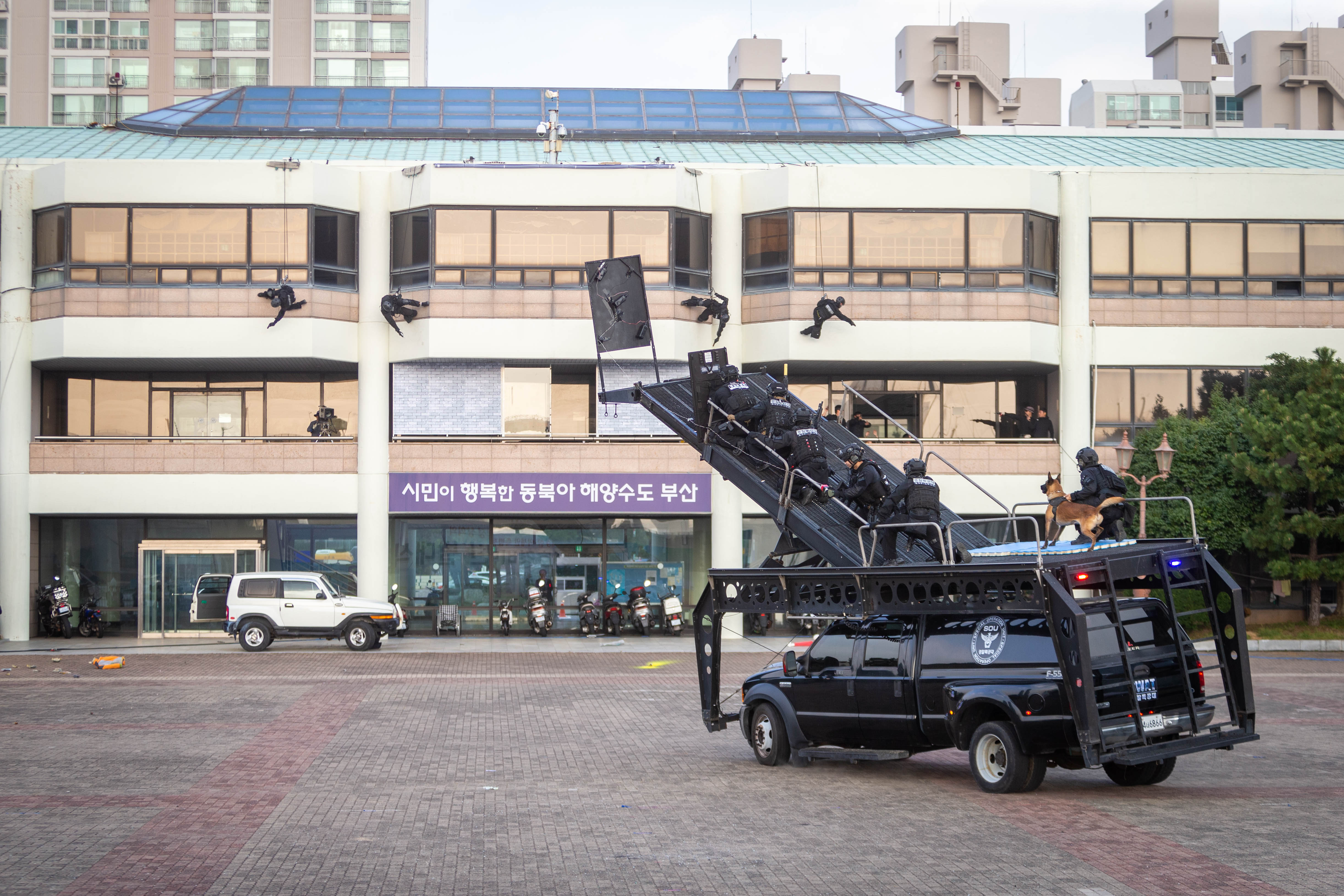 The Police Guard Security Group, which is in charge of security at the Korea-ASEAN special summit in Busan next month, on Oct. 30 holds its launching ceremony at the Suyeong Bay Yachting Center in Busan. Pictured here is the group's SWAT team demonstrating an anti-terrorist operation.