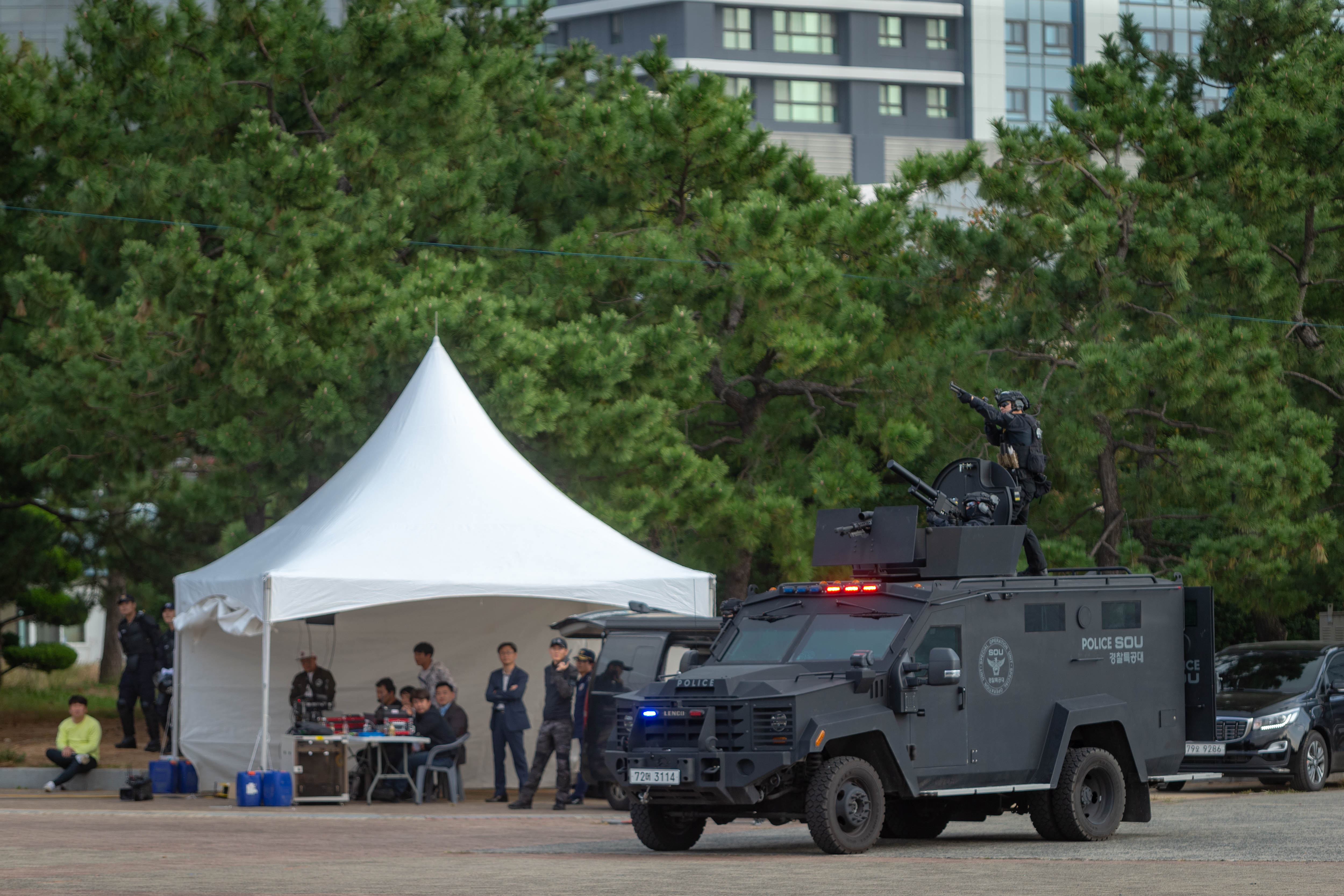 The Police Guard Security Group, in charge of security at the Korea-ASEAN special summit in Busan next month, on Oct. 30 demonstrates its SWAT team's anti-terrorist operation at the group's launching ceremony in the port city's Haeundae District.