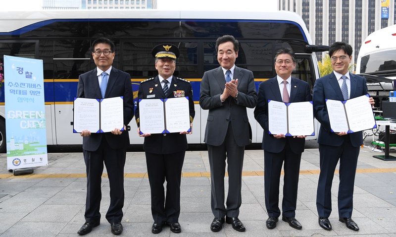 이낙연 국무총리(가운데)가 31일 서울 광화문에서 열린 경찰 수소전기버스 시승식에서 MOU를 체결하고 기념촬영하고 있다. 현대자동차