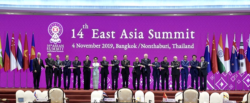 President Moon Jae-in (fourth from left) on Nov. 4 poses for a photo with the leaders of the 18 countries participating at the 14th East Asia Summit (EAS) in Bangkok, Thailand. (Cheong Wa Dae)